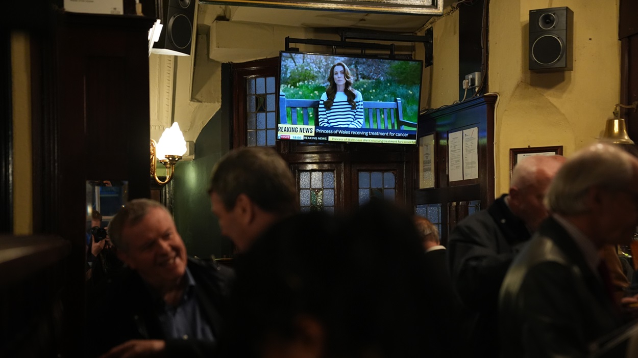 Personas en un bar mirando la intervención de Kate Middleton. EP.