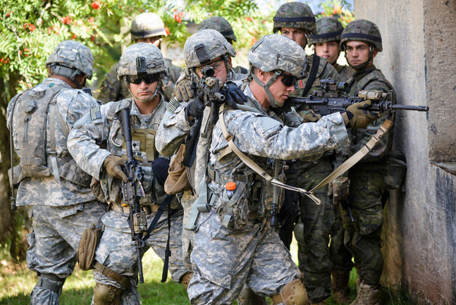 Un grupo de militares en un entrenamiento de combate