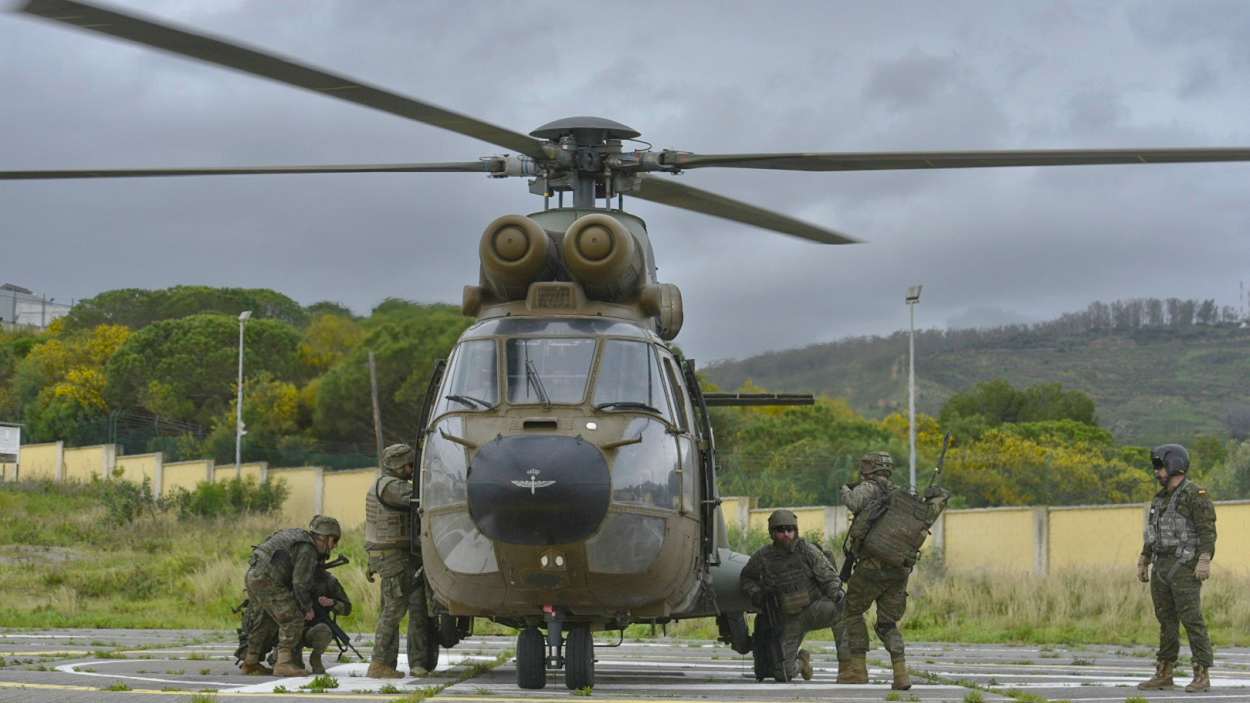 Militares se suben a un helicóptero durante un ejercicio en Ceuta. EP