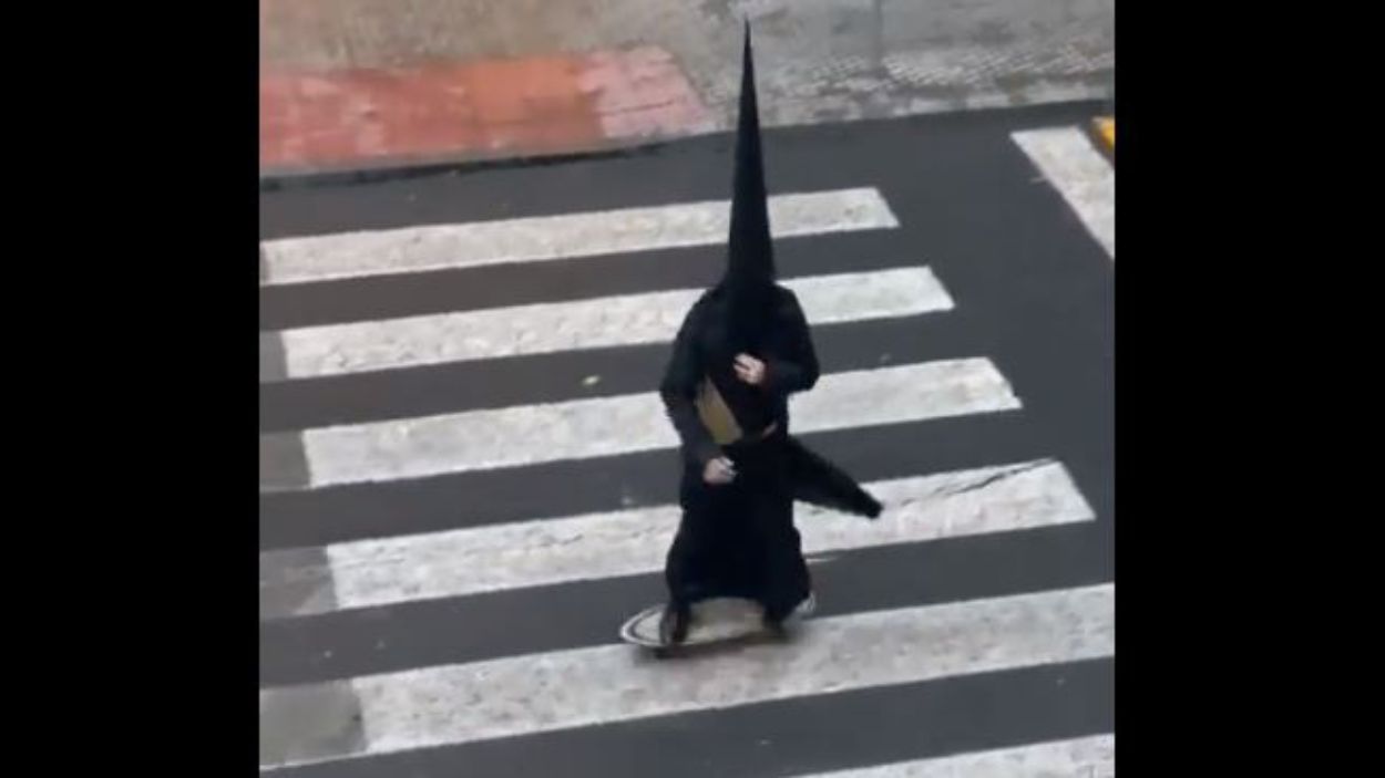 El vídeo de un Nazareno ‘skater’ incendia la Semana Santa en Sevilla. Twitter. 