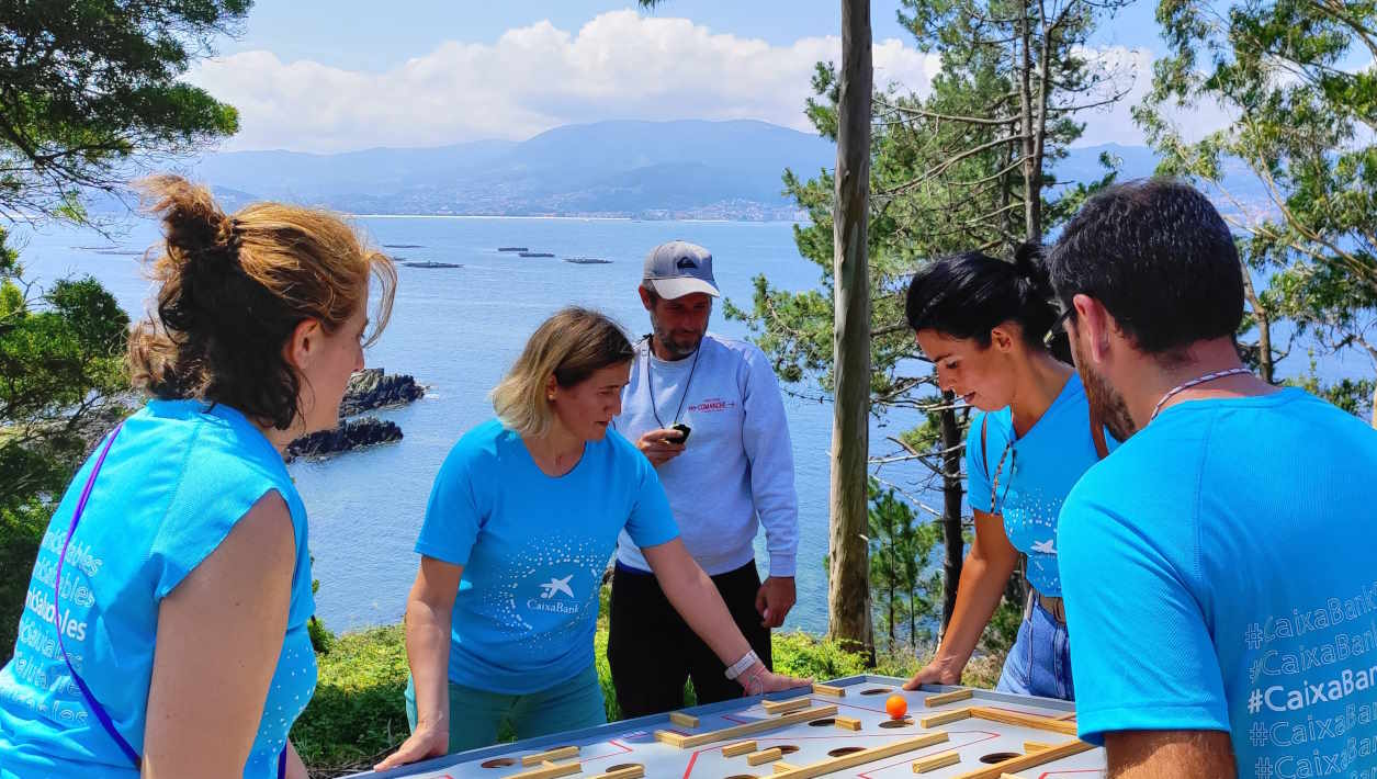 Varios trabajadores de CaixaBank participan en una de las iniciativas saludables de la compañía