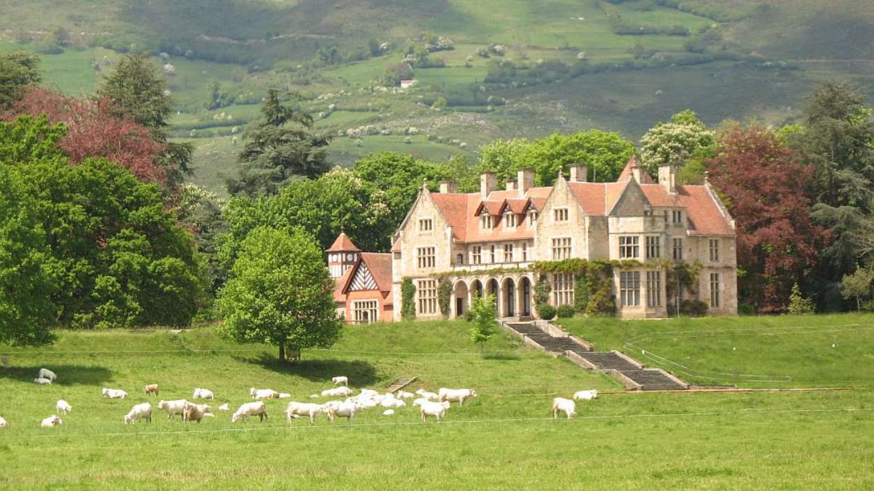 Palacio de los Hornillos, en Cantabria. Imagen de María Victoria Gómez Fernández recuperada de Wikipedia.