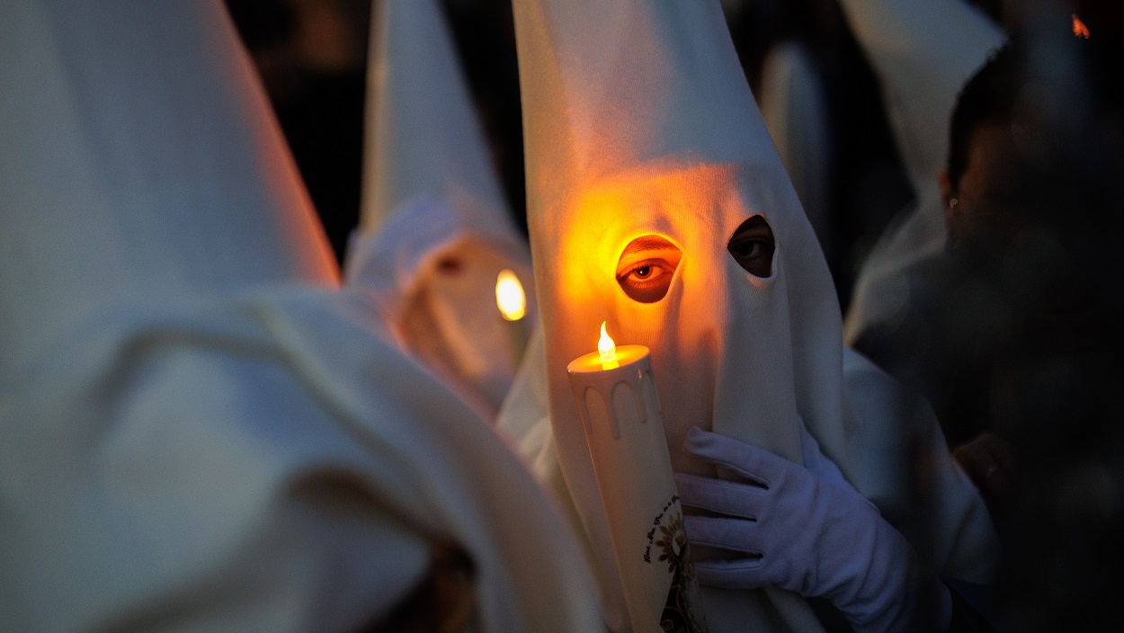 Imagen de recurso de un cofrade durante una procesión de Semana Santa. EP/Archivo.