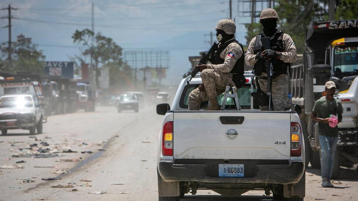 Agentes de policía haitianos vigilando las calles. EP.