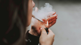 Imagen de recurso de un mujer fumando. EP.