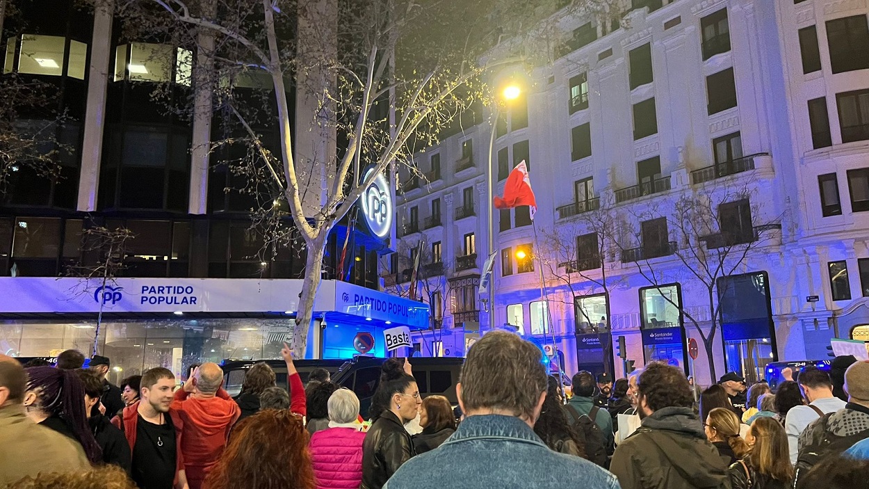 Manifestantes piden la dimisión de Isabel Díaz Ayuso