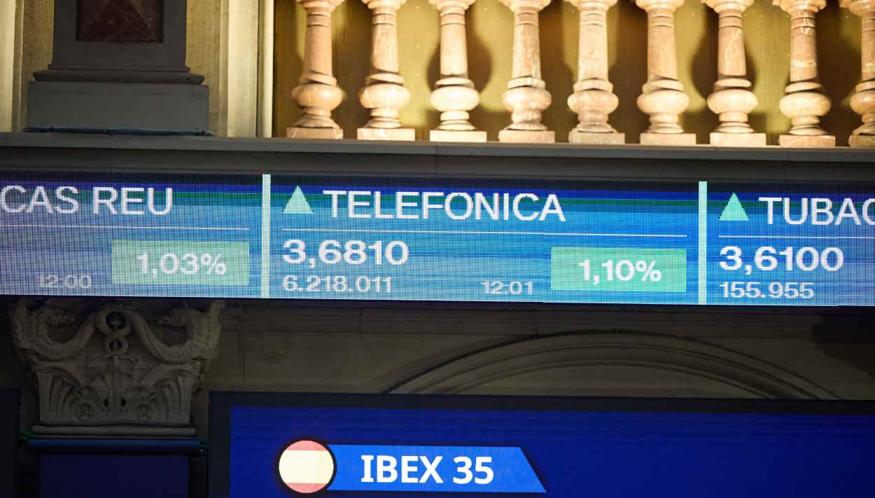Un panel de Telefónica en verde en el Palacio de la Bolsa madrileño. EP