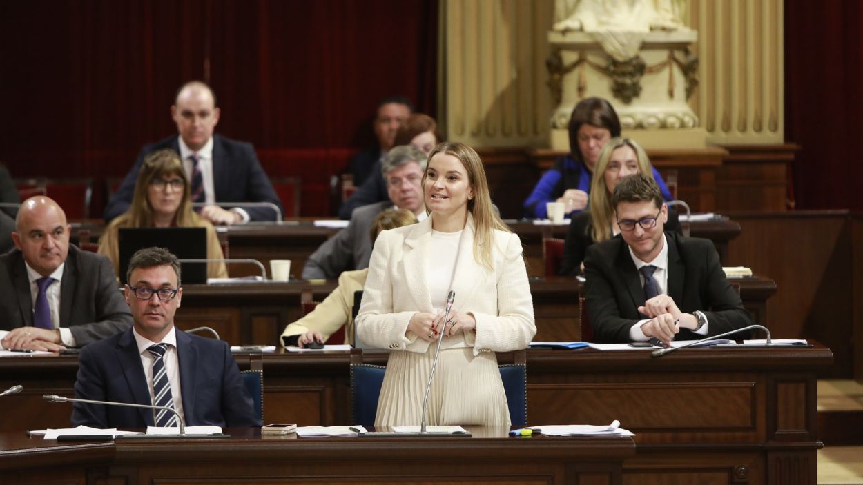 La presidenta de Baleares, Marga Prohens, en un pleno del Parlament. EP.