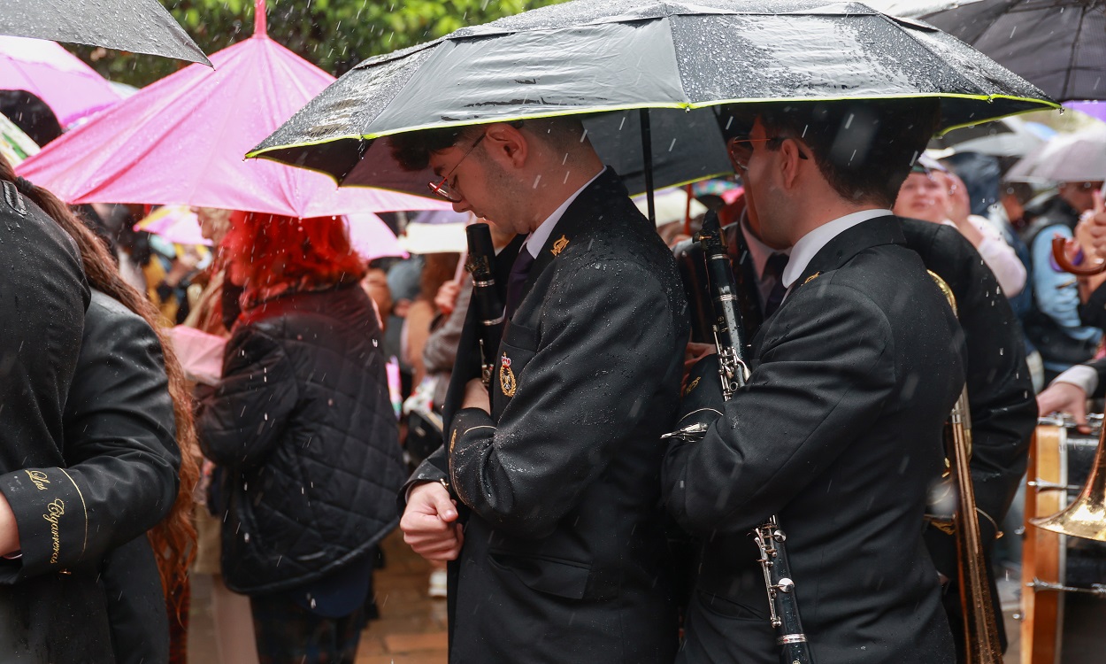 Se suspende una petinencia por lluvia en la Semana Santa de Sevilla 2024. EP