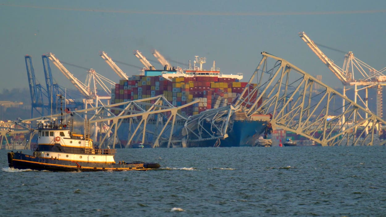 Imagen del carguero y el puente derrumbado. EP.