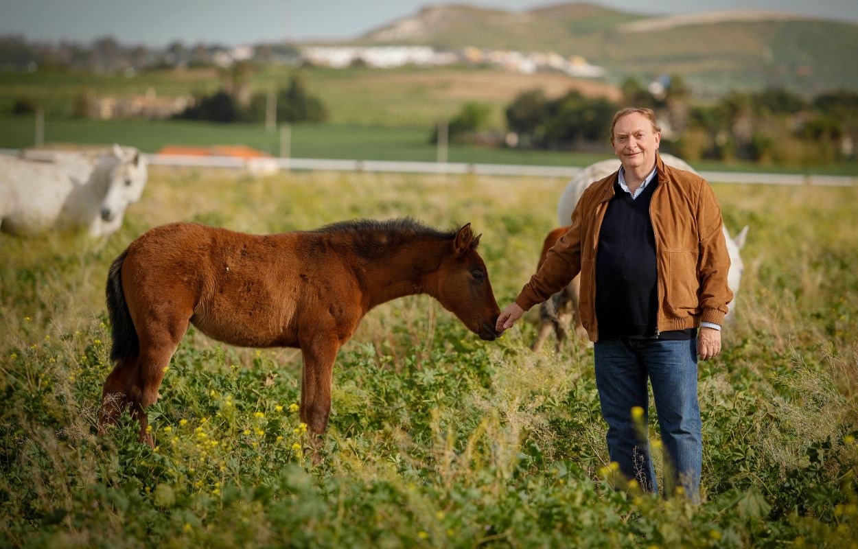 Gonzalo Giner, con un potrillo de la Yeguada de la Cartuja, en Jerez de la Frontera (Cádiz). (Foto: Javier Ocaña)