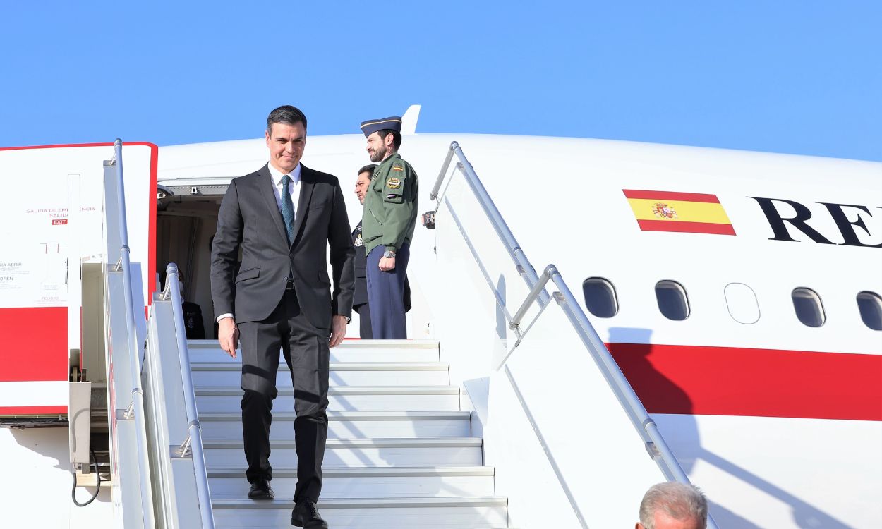 El presidente del Gobierno de España, Pedro Sánchez, baja del avión presidencial, Falcon. EP