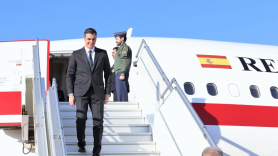 El presidente del Gobierno de España, Pedro Sánchez, baja del avión presidencial, Falcon. EP