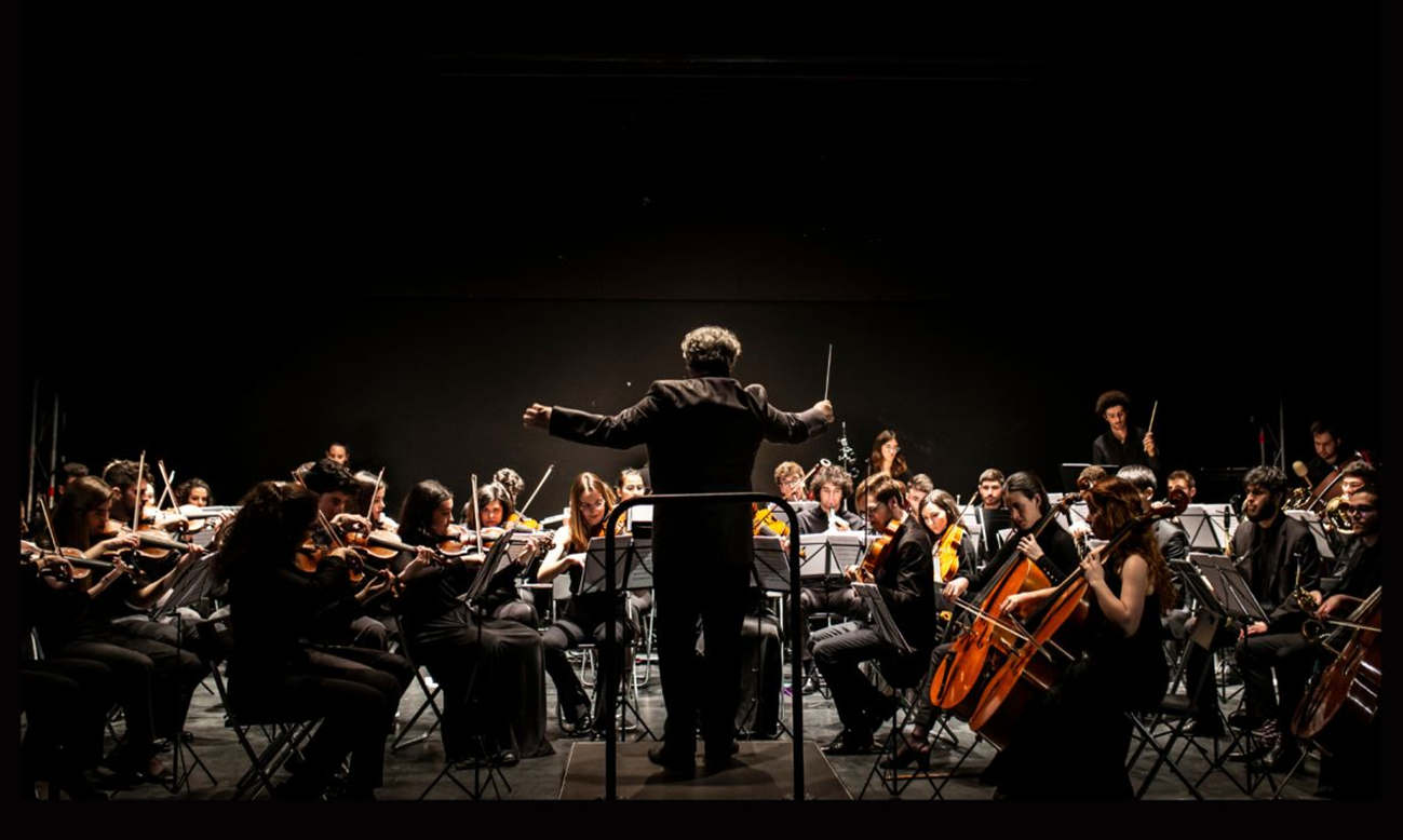 Imagen de la orquesta universitaria durante un concierto