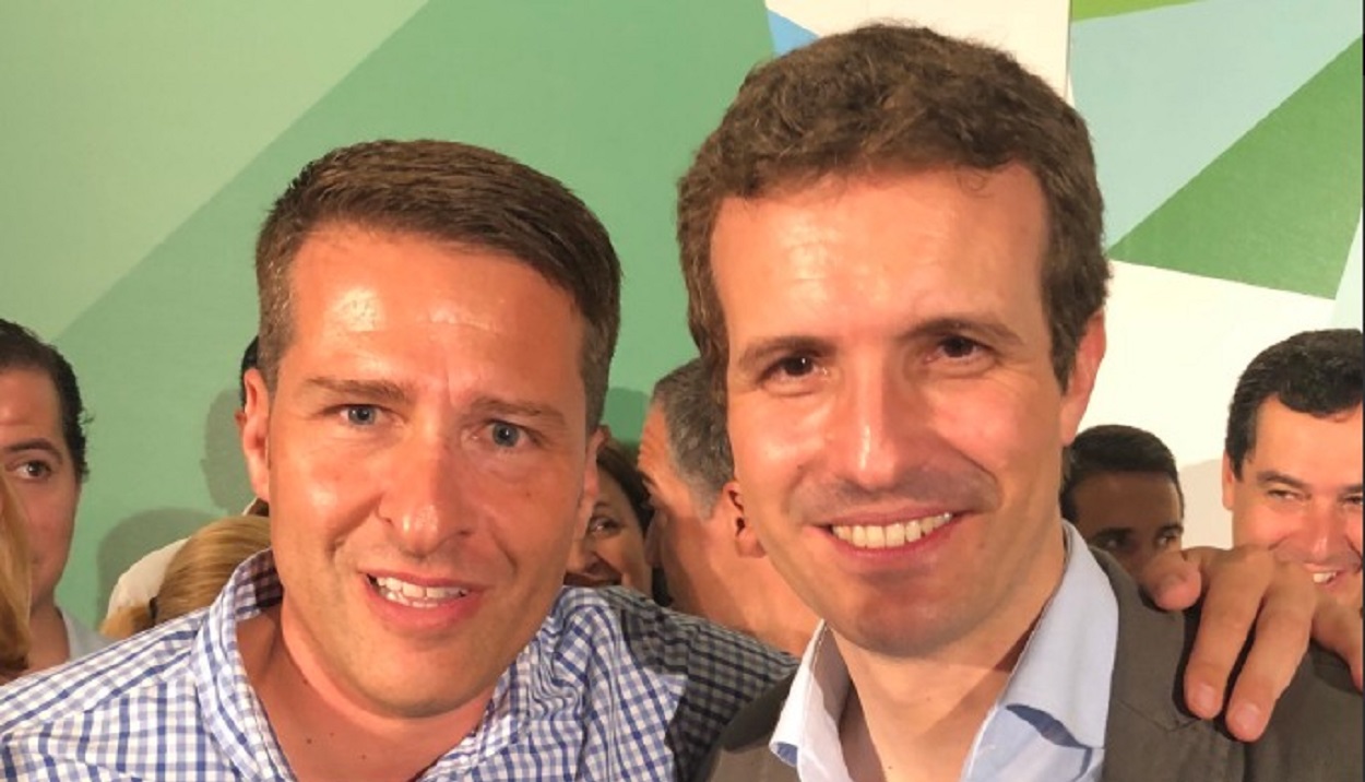 Óscar Medina, alcalde de Torrox, junto a Pablo Casado.