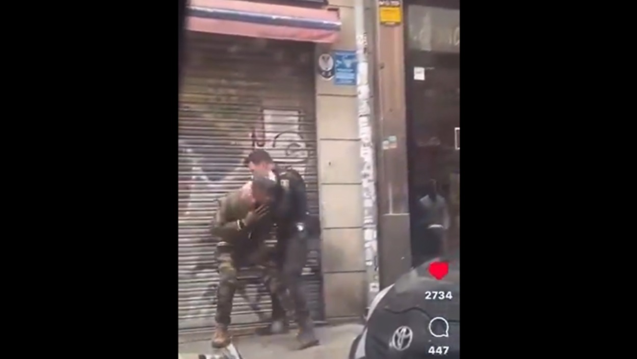 Escándalo en Lavapiés: un vídeo revela el violento abuso policial contra dos hombres negros. Redes.