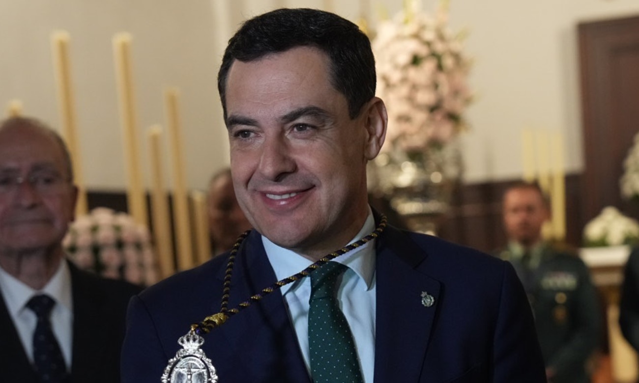 Juan Manuel Moreno Bonilla con la medalla de la archicofradía de la Expiración (Foto: EP)