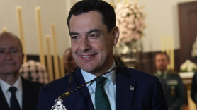 Juan Manuel Moreno Bonilla con la medalla de la archicofradía de la Expiración (Foto: EP)