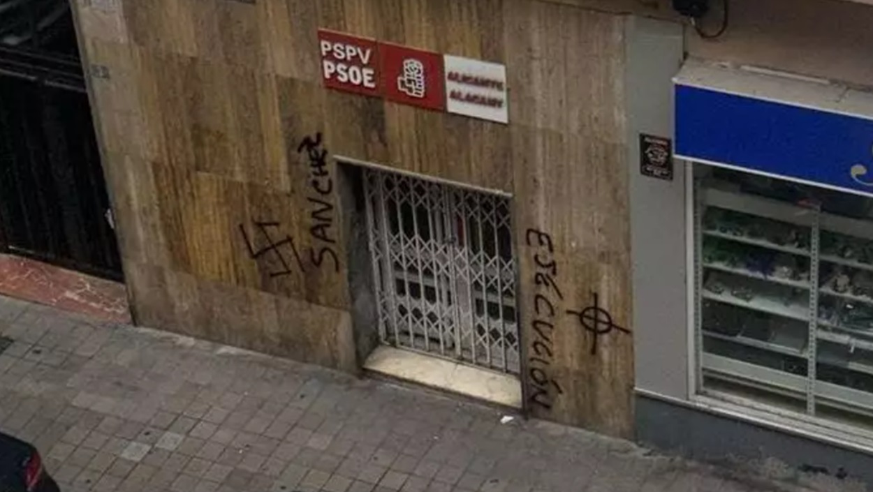El PSPV-PSOE denuncia pintadas "vandálicas" en su sede en Alicante. Redes.