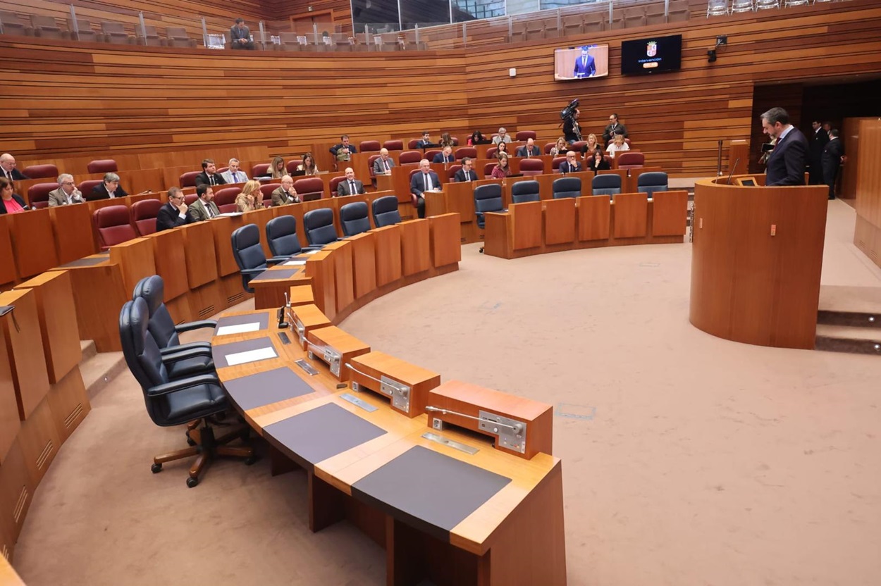 La bancada del Gobierno Mañueco-Gallardo, vacía durante el último pleno ordinario, el 14 de marzo. EP.