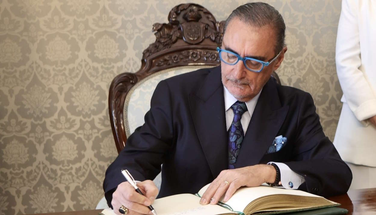 Carlos Herrera firma en el libro de honor antes de la de entrega de galardones el Día de la Provincia de Cádiz. EP