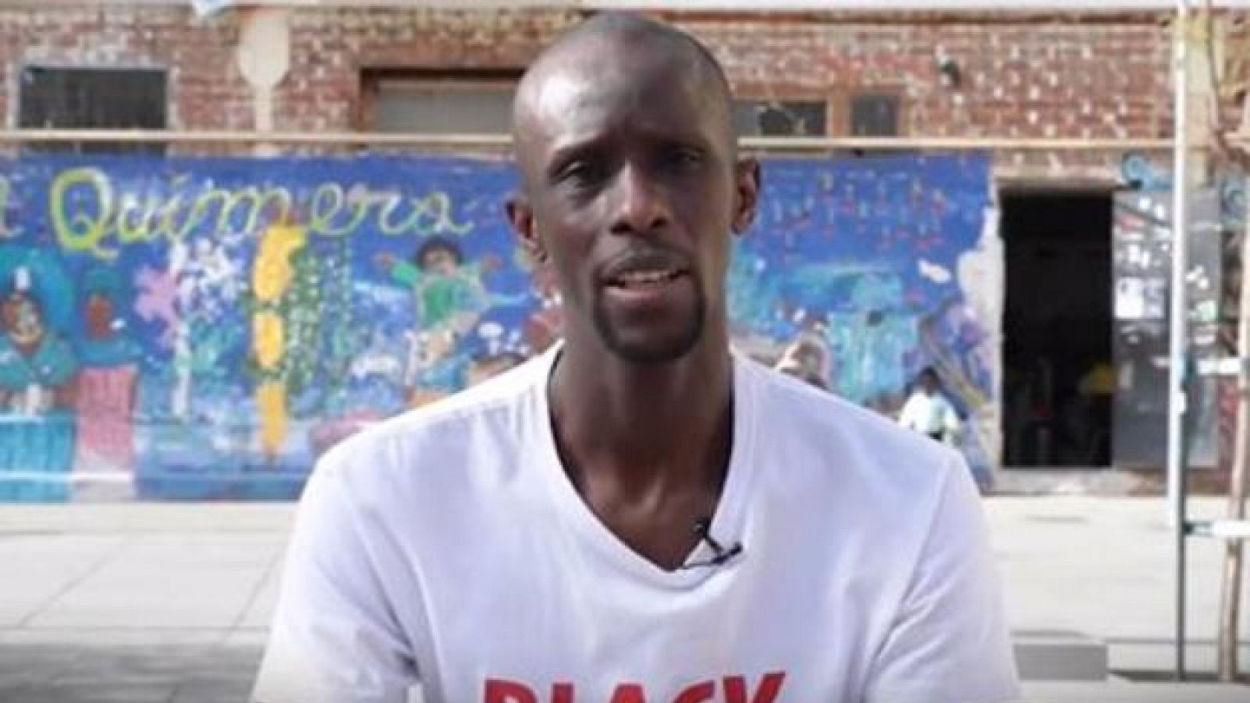 Serigne Mbayé critica el racismo en 'Espejo Público': de "persona de color" a la actuación policial en Lavapiés. TVE