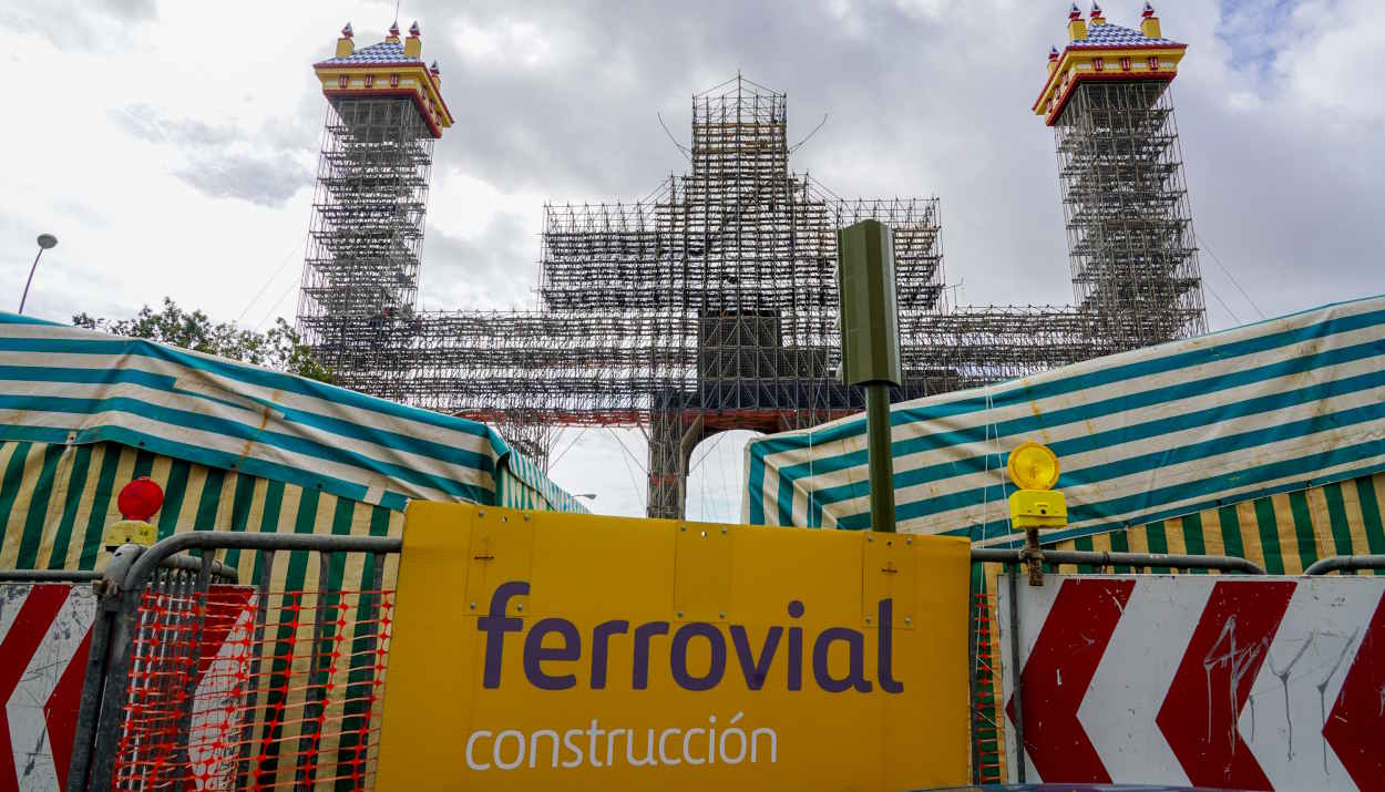 Ferrovial Construcción durante el montaje de la portada de la Feria de Abril de Sevilla en 2023. EP