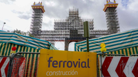 Ferrovial Construcción durante el montaje de la portada de la Feria de Abril de Sevilla en 2023. EP