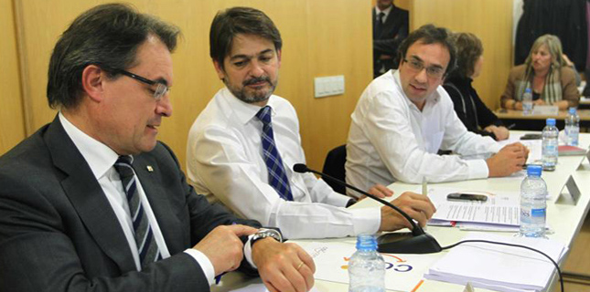 El exlíder de CDC, Oriol Pujol (2i), junto al expresidente catalán, Artur Mas.  