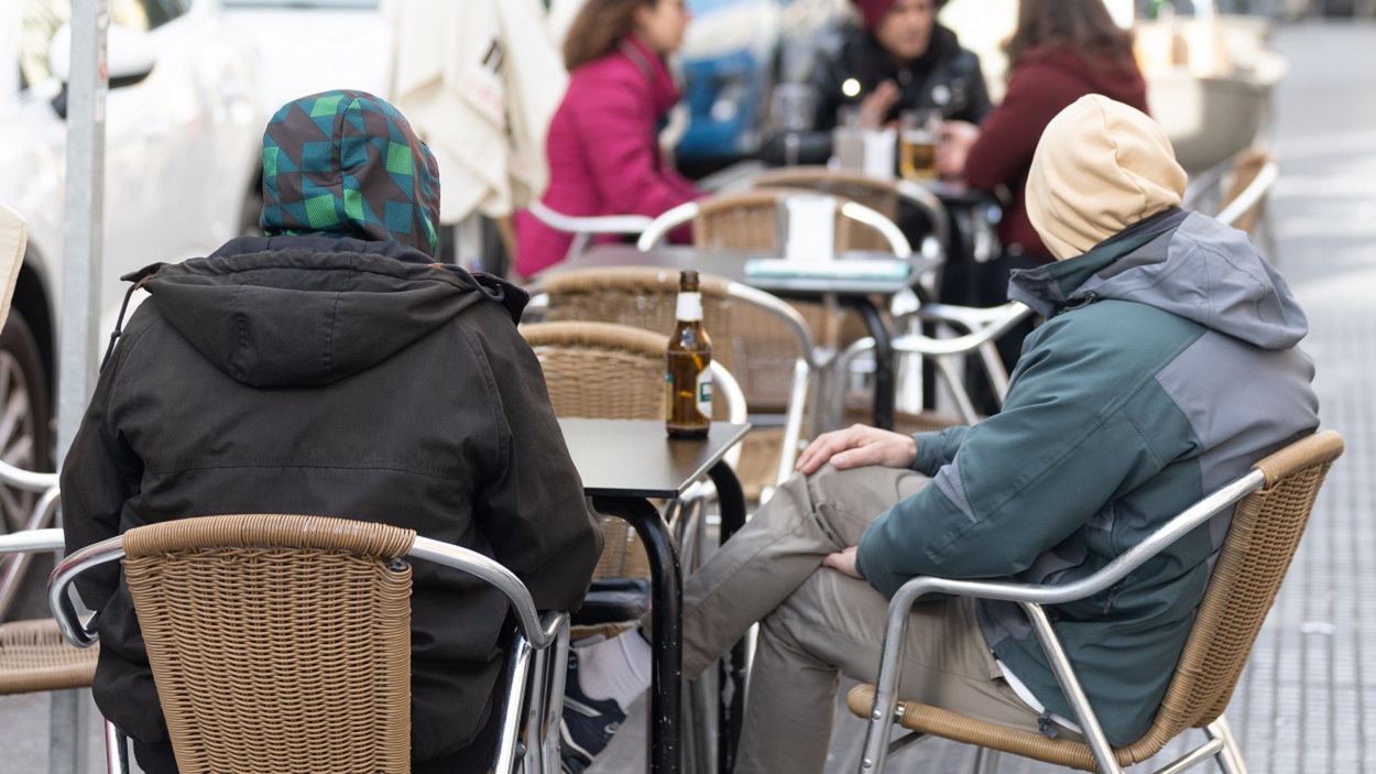 Varias personas en la terraza de una bar. Archivo/EP.