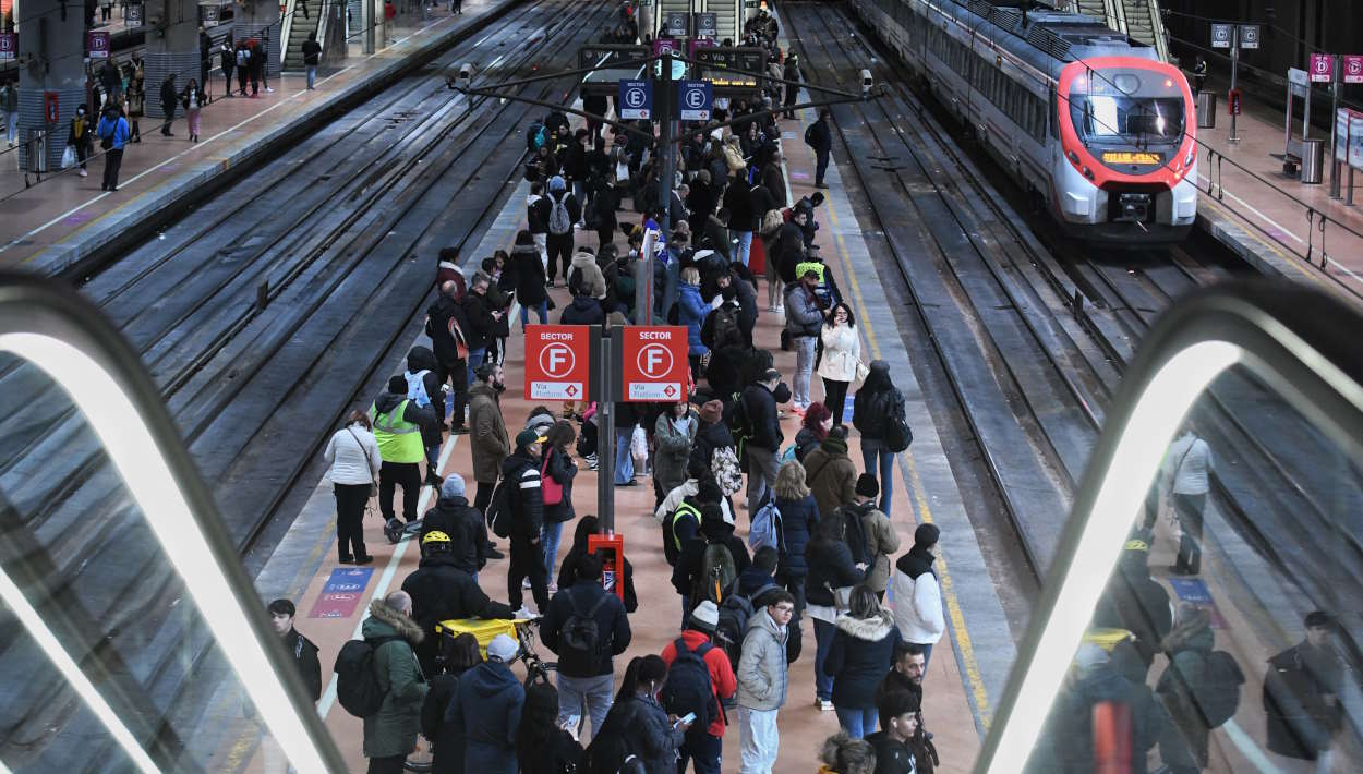 Pasajeros esperan en la estación de Cercanías de Atocha. EP