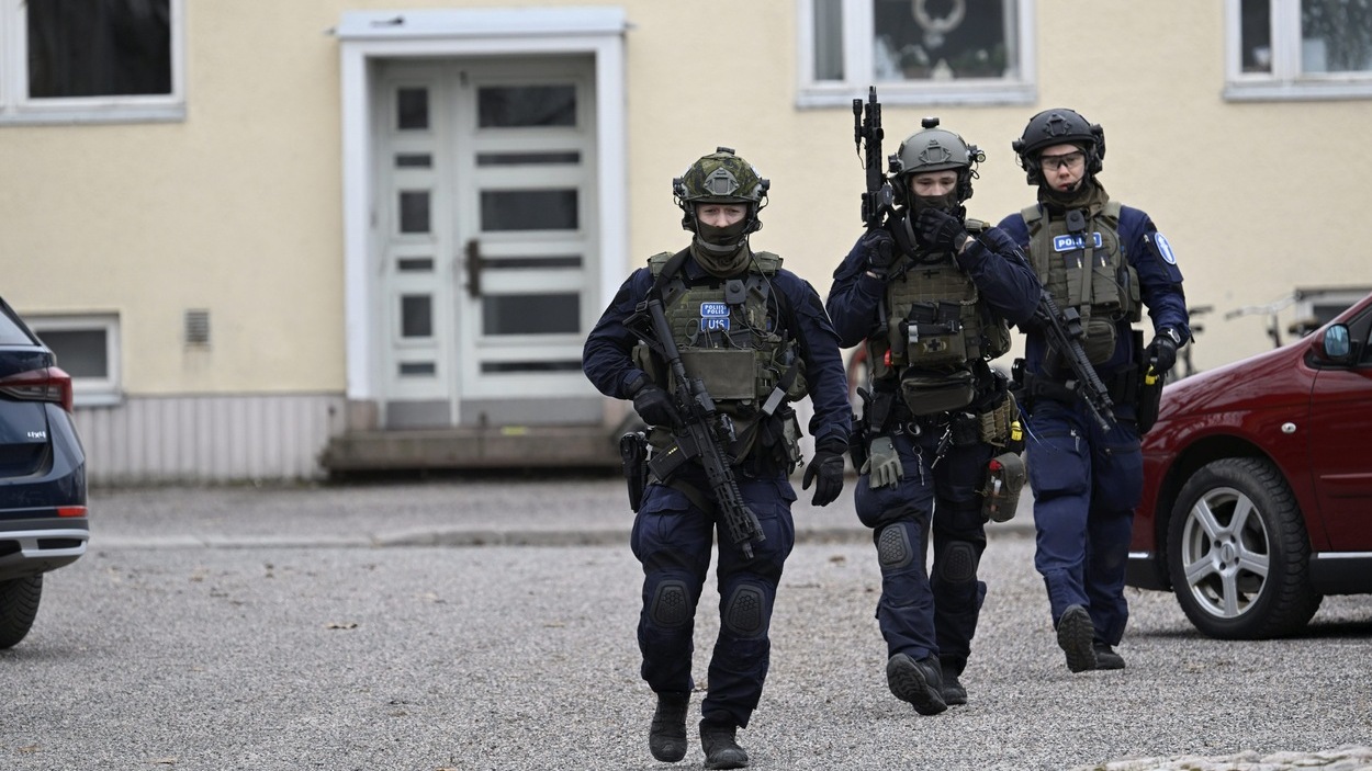 Agentes de Policía acuden al colegio donde ha tenido lugar el tiroteo en Vantaa (Finlandia). EP