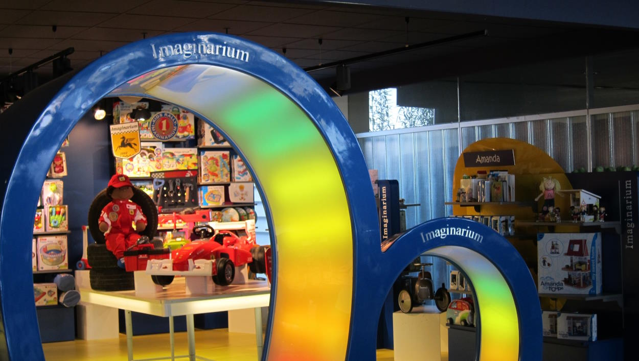 Las dos puertas de Imaginarium en una de sus tiendas. EP