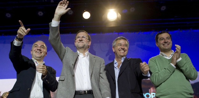 Elías Bendodo (i), Mariano Rajoy (i), Juanma Moreno (d) y José María García Urbano (2d) en Estepona. (EFE)