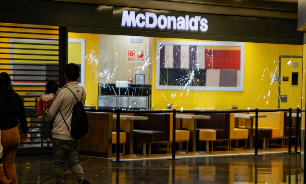 El local McDonald's con los cristales destrozados en Badalona. EP