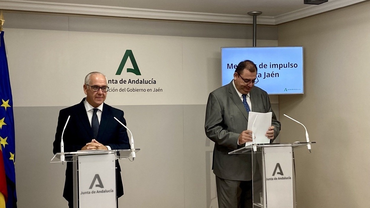 Jesús Estrella (delegado del Gobierno de Andalucía en Jaén, a la izq.) y Javier Calvente (delegado de la Consejería de Industria, Energía y Minas en Jaén, a la dcha.). EP