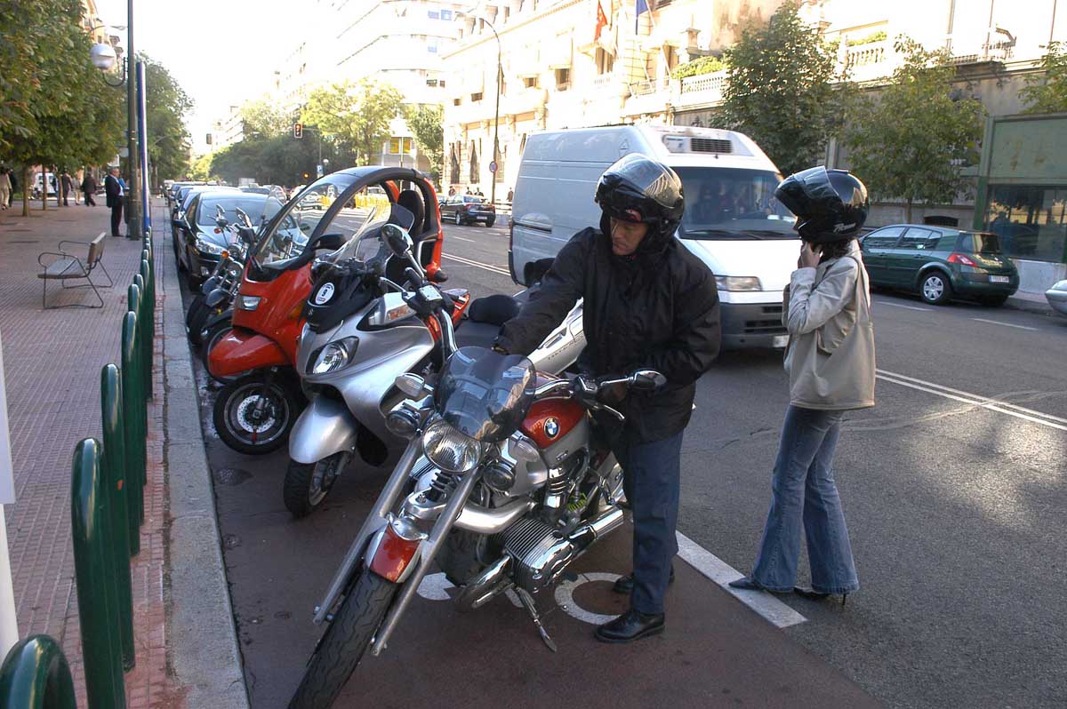 Dónde aparcar la moto en ciudad sin que te multen
