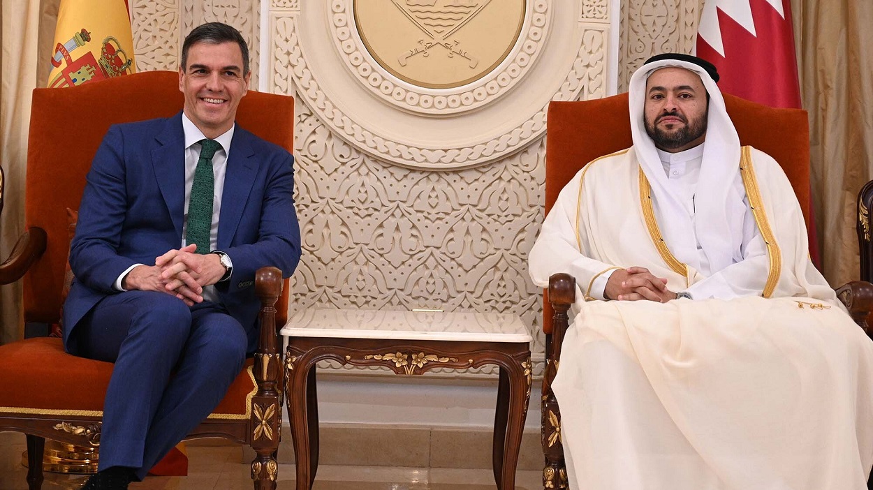 El presidente del Gobierno, Pedro Sánchez, junto al primer ministro qatarí, Mohamed bin Abdulrahman al Zani. EP