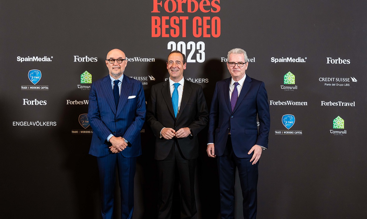 Andrés Rodríguez, presidente y editor de Forbes España; Gonzalo Gortázar, consejero delegado de CaixaBank; y Pablo Isla, Global Senior Advisor de Cinven