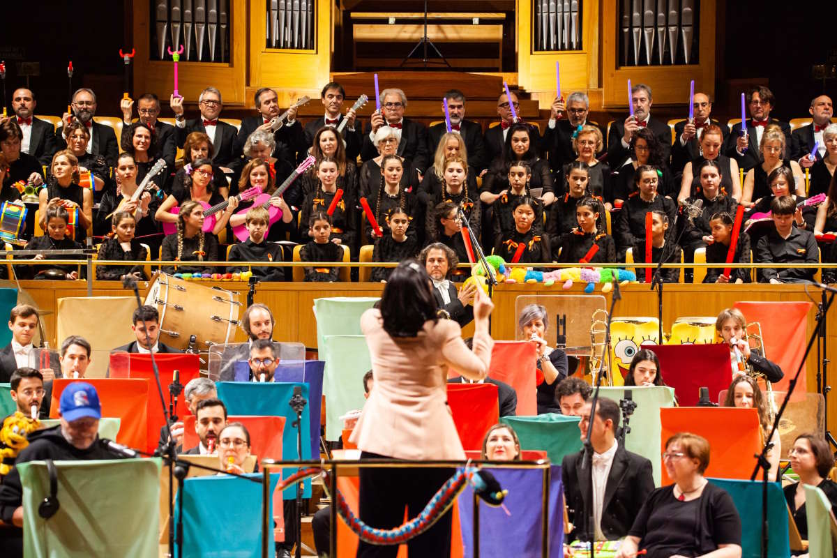 Silvia Sanz dirigiendo el Bolero de Ravel con juguetes