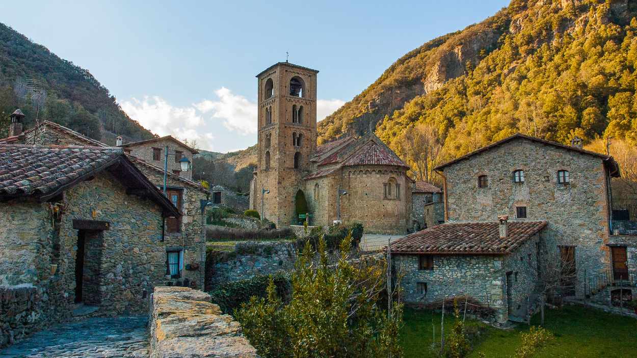 Beget, el pueblo medieval de Girona escondido en un parque natural que salvó a su Cristo milenario de la destrucción en la Guerra Civil.