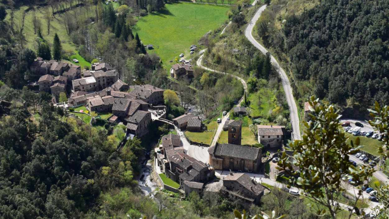 Vista aérea de la carretera de acceso a al pueblo de Beget, Girona.