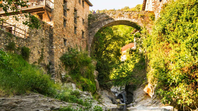 Puente medieval sobre el río Llierca que atraviesa Beget, Girona.