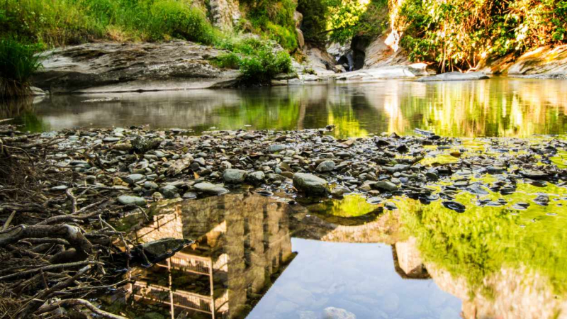 Las casas del pueblo de Beget reflejadas en el río Llierca. 