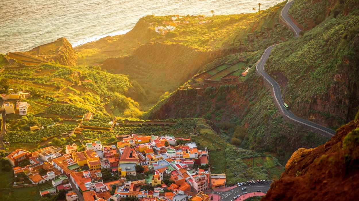 Agulo, el pueblo de La Gomera con un bosque ancestral de laurisilva único en el mundo y espectaculares vistas al Teide.