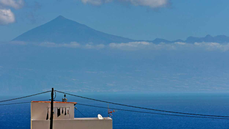 Vistas del Teide y Tenerife desde el pueblo de Agulo en La Gomera.