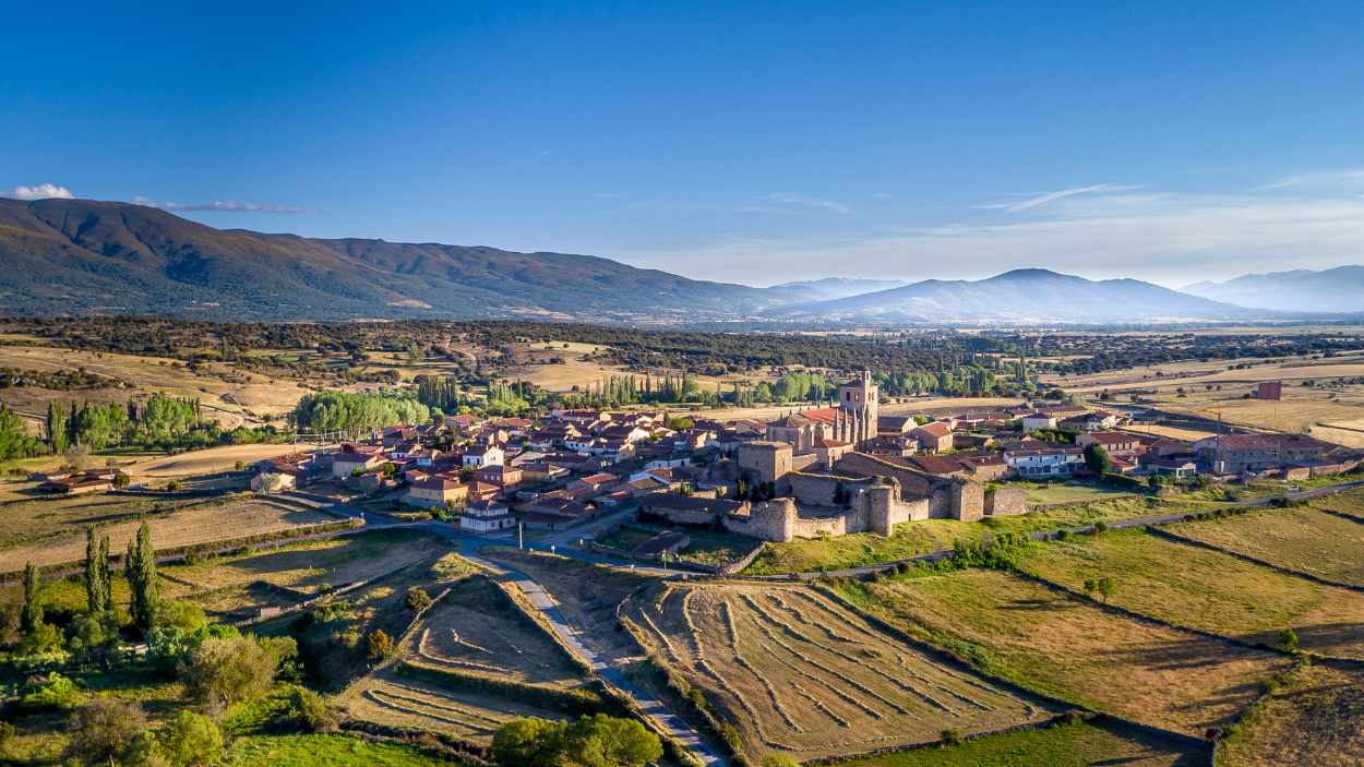 Bonilla de la Sierra, el pueblo de Ávila con un misterioso pozo de leyenda y un altar prehistórico donde se hacían rituales y sacrificios.