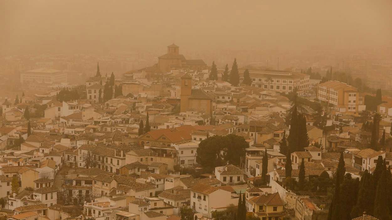 La Alhambra de Granada cubierta por la calima del Sáhara, marzo 2022. EP