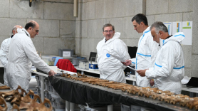 El presidente del Gobierno, Pedro Sánchez, visita por sorpresa el laboratorio forense del Valle de Cuelgamuros. Moncloa.