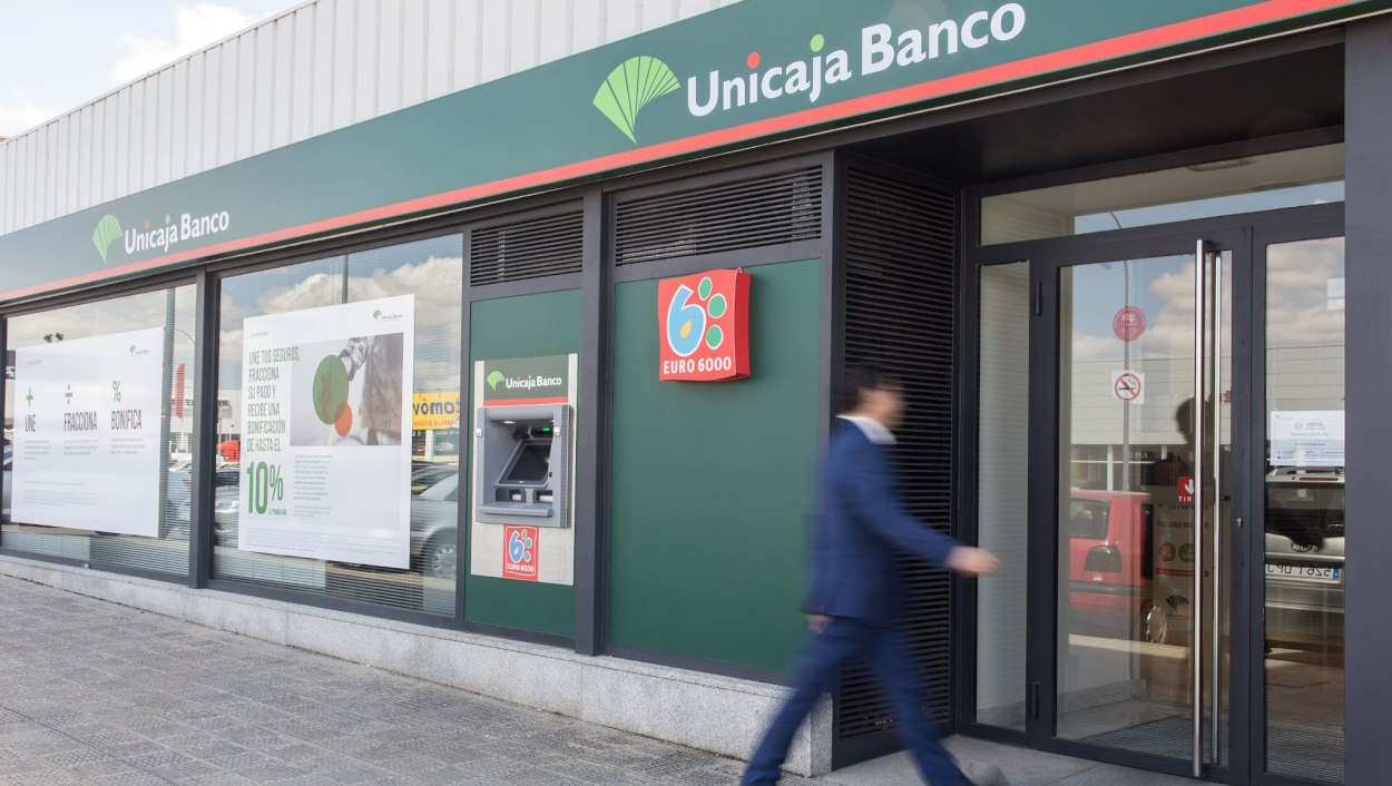 Un cliente entra en una oficina de Unicaja. EP